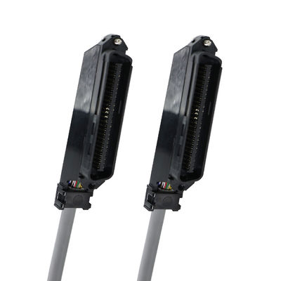 Rechte hoek 50-pinnige mannelijke RJ21-teleco-connectorkabel met afgeschermde ronde kabel voor voice-patch-panels of gegevensdistributie