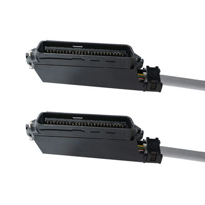 Rechte hoek 50-pinnige mannelijke RJ21-teleco-connectorkabel met afgeschermde ronde kabel voor voice-patch-panels of gegevensdistributie