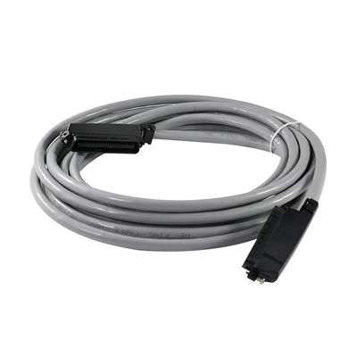 Rechte hoek 50-pinnige mannelijke RJ21-teleco-connectorkabel met afgeschermde ronde kabel voor voice-patch-panels of gegevensdistributie