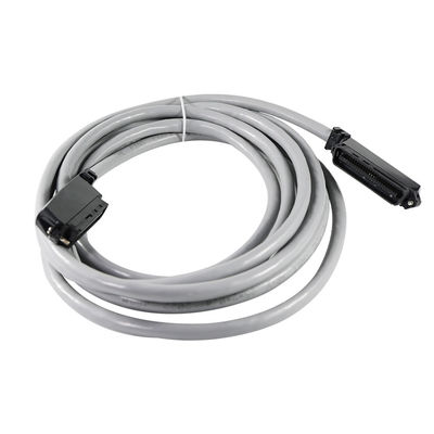 Rechte hoek 50-pinnige mannelijke RJ21-teleco-connectorkabel met afgeschermde ronde kabel voor voice-patch-panels of gegevensdistributie