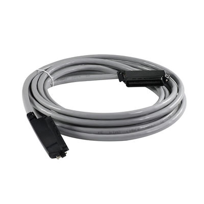 Rechte hoek 50-pinnige mannelijke RJ21-teleco-connectorkabel met afgeschermde ronde kabel voor voice-patch-panels of gegevensdistributie